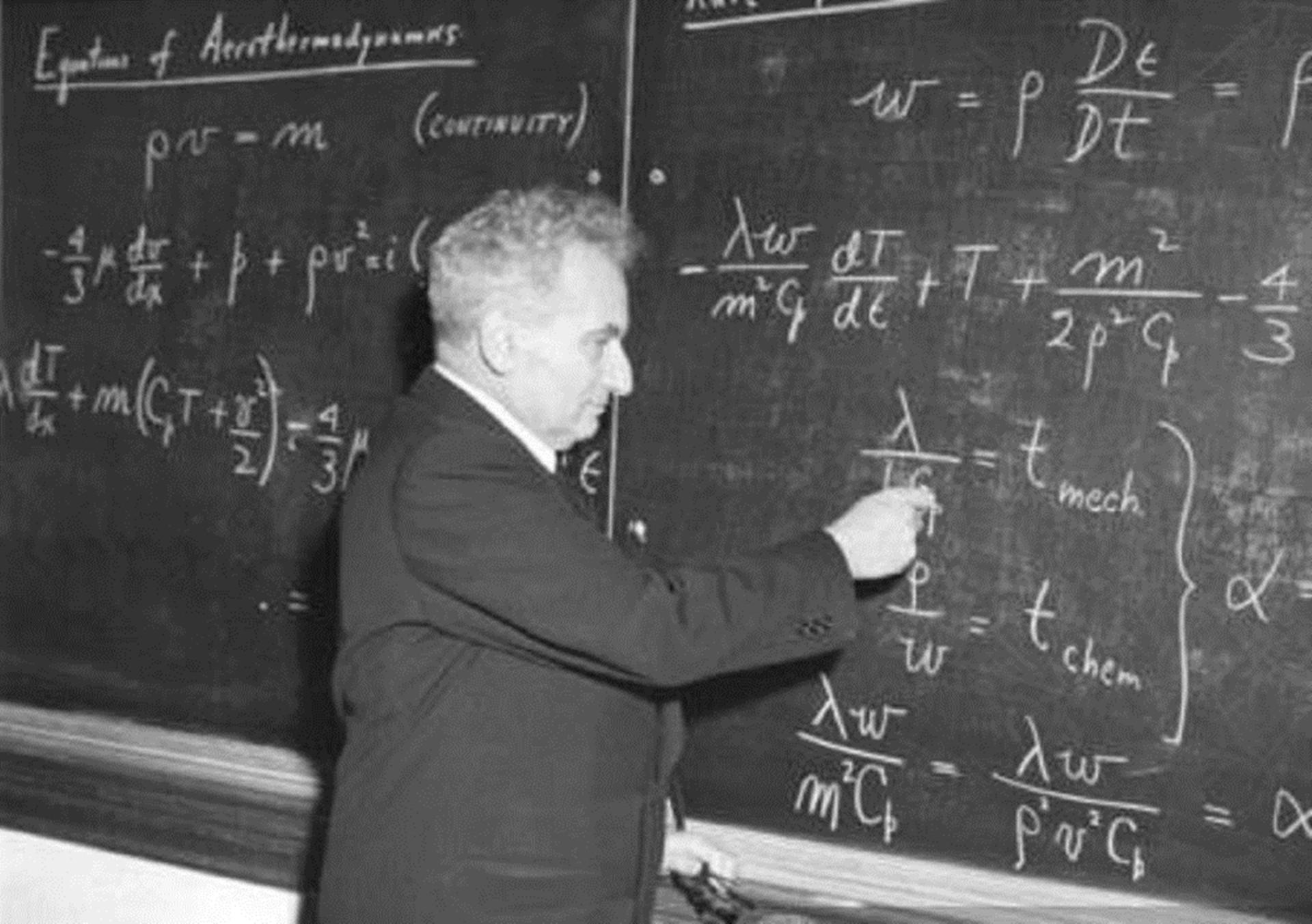 钱学森受邀参加国宴，到场后却找不到自己座位，毛主席：我划掉了