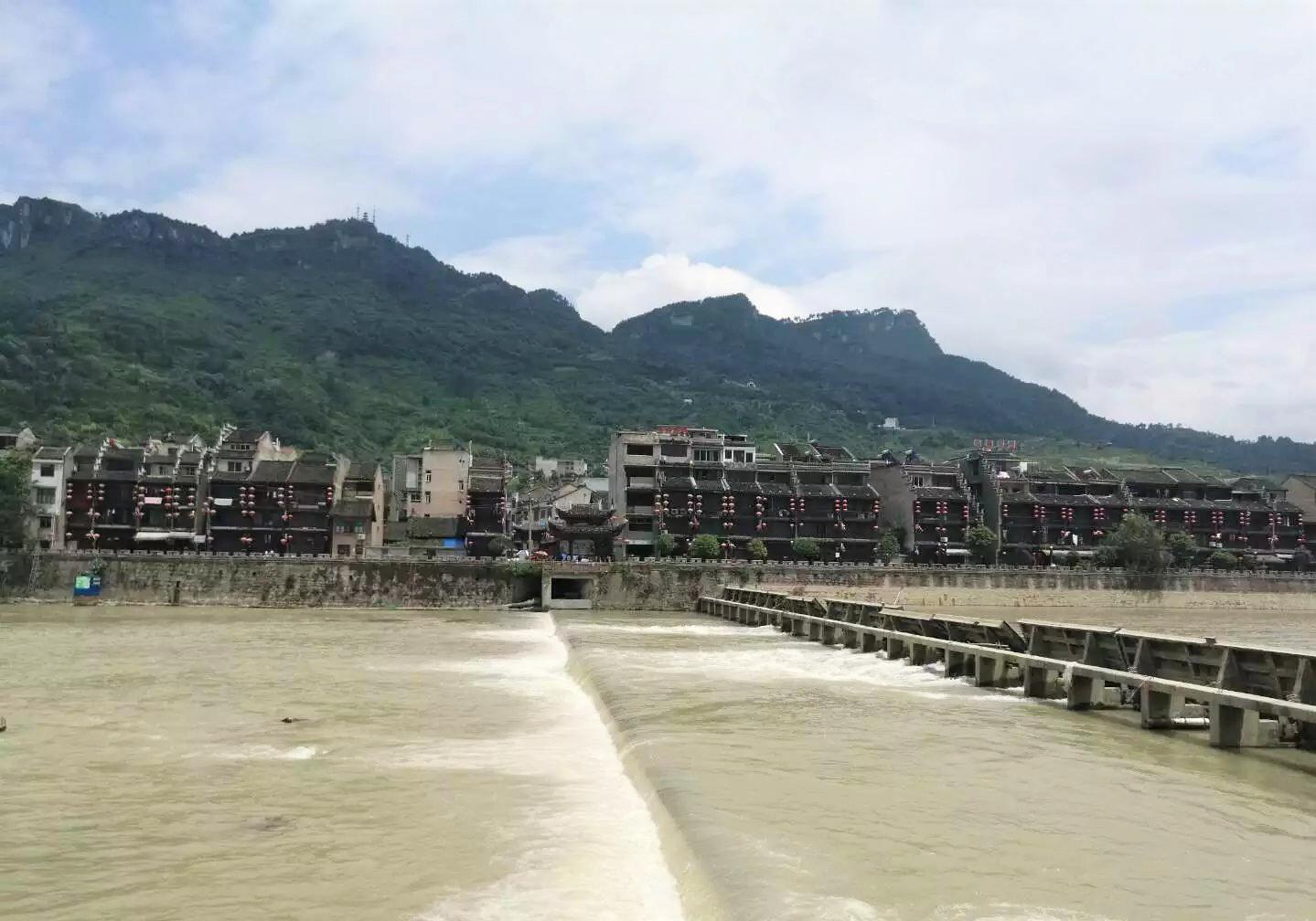 黔中小城石阡，抬头见山，低头见水，美丽；泡在温泉里，舒坦。