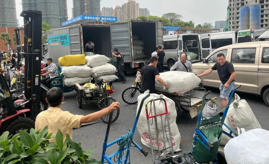 35岁快递员创业还是继续打工,快递员35岁改行最佳职业