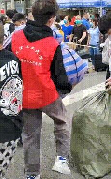 “旁边女生裤兜里的东西要掉了，该怎么提醒她呢？”哈哈哈哈哈