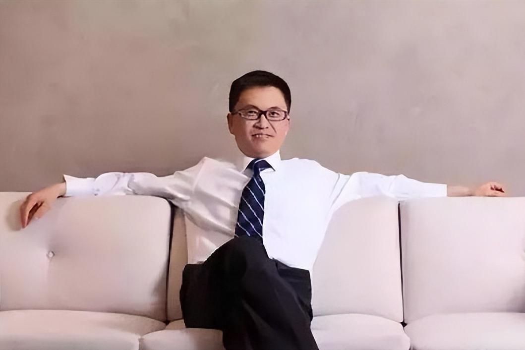 从学渣到投资大神,回报率比巴菲特还高,5000亿资产如今巨亏裁员