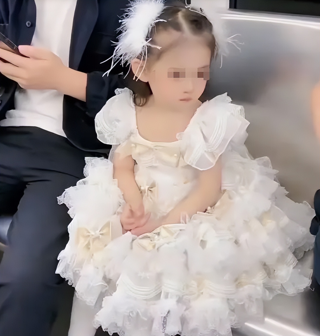 “骗人生女孩”系列，白衣女生意外走红，这是谁家的小仙子？