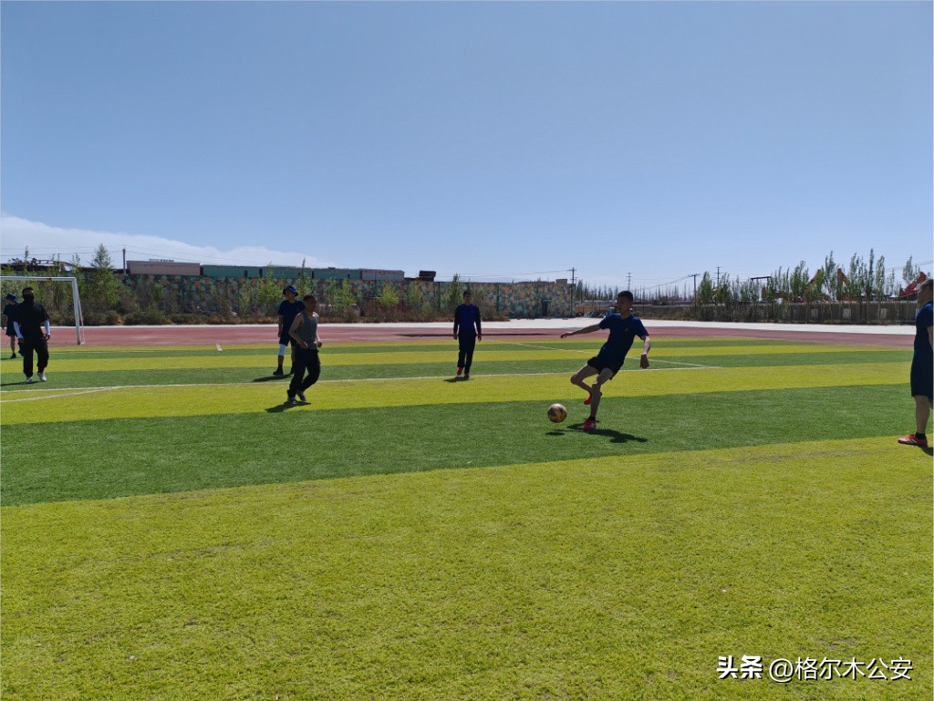 足球比赛开场鼓舞士气,足球场上友谊说翻就翻