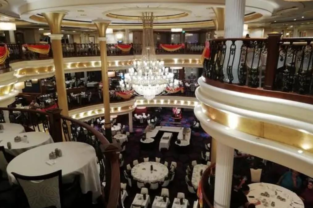 40位同学三亚聚会，游轮上摆宴席，20道贵菜10瓶茅台，账单50万