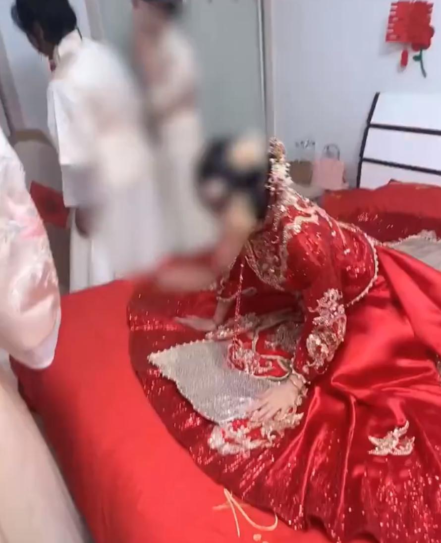 伴郎团接亲*力暴**破门，新娘发怒大喊，亲友：他们着急进门就把门踹烂了，司仪调节气氛后还是正常接亲