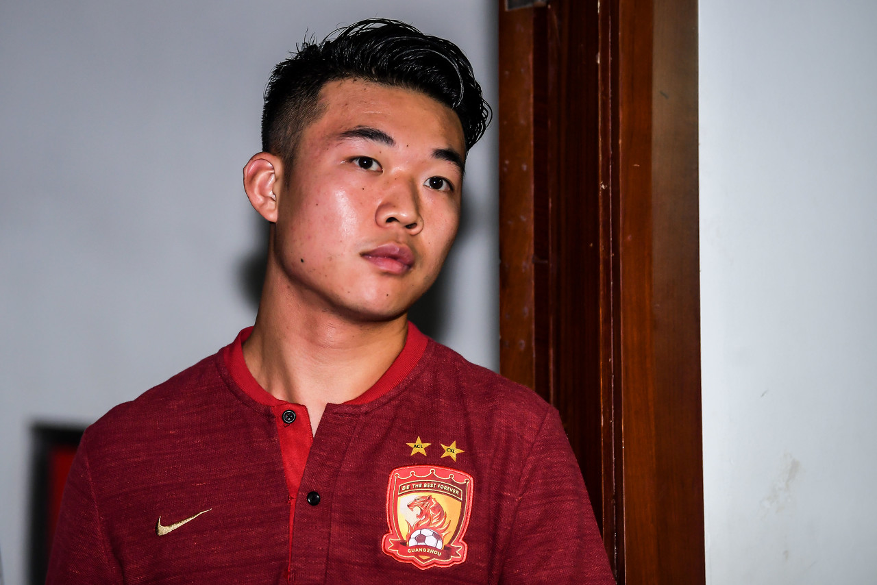 上午10点!国足40人大名单曝光,李霄鹏钦点两人,加速更新换代