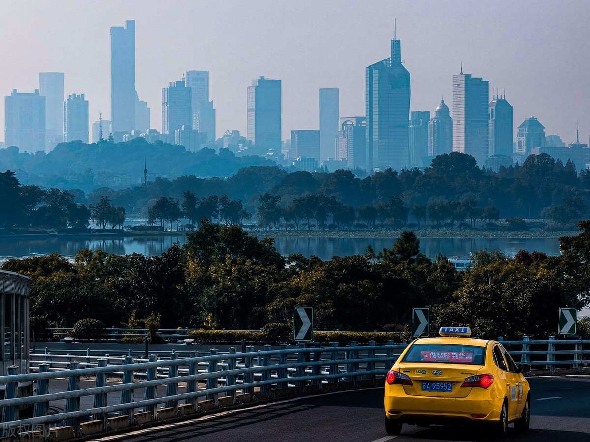 小米13Ultra上面的镜头商徕卡到底有多牛，深得多家手机厂商喜欢