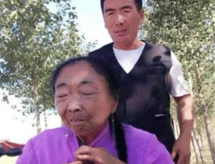 李玉成遭嘲吃软饭，85岁妻子马玉琴与陌生男子跳舞，被指心真大