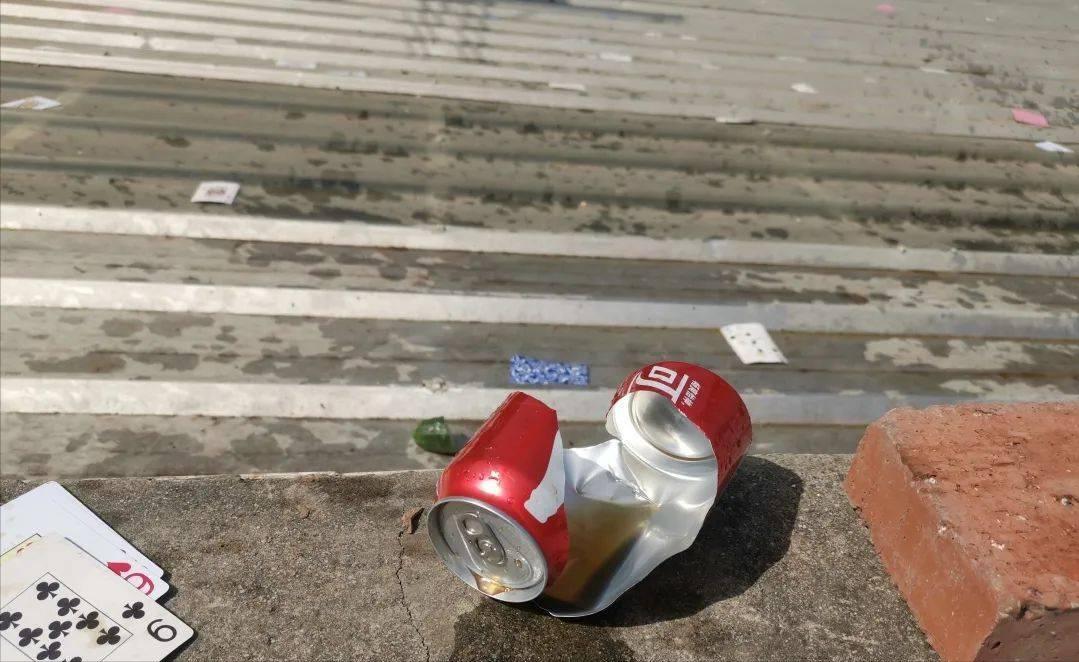 扑克牌真的能插进木板里吗,小孩扑克牌打穿木板