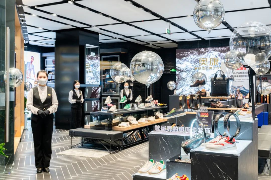 50岁男人穿什么鞋子好看又百搭,中年男士穿什么样的鞋好