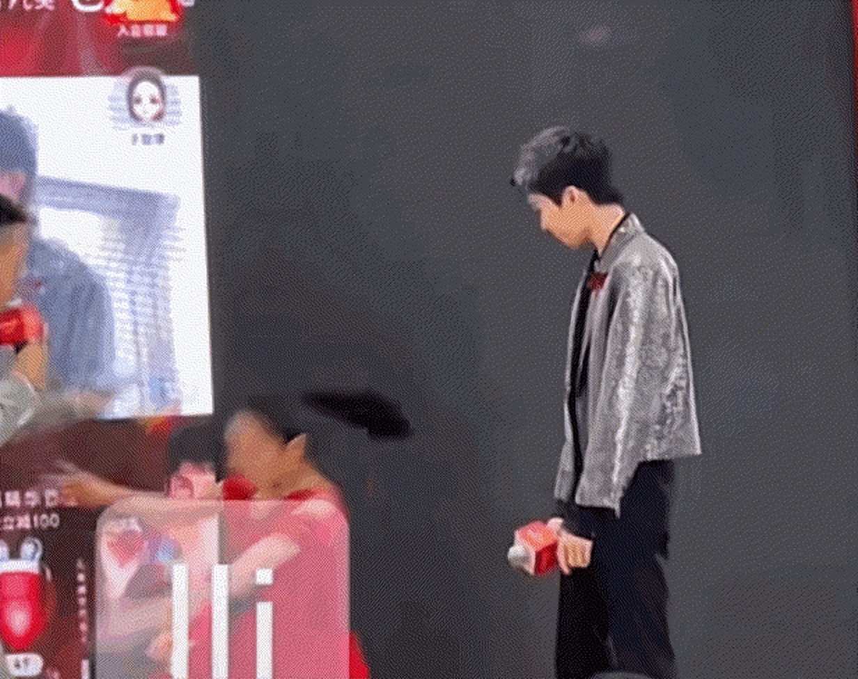 吴宣仪关晓彤玫红色礼服,关晓彤吴宣仪穿衣