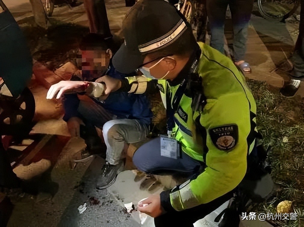 路边突然出现一声巨响,无缘无故发生一声巨响