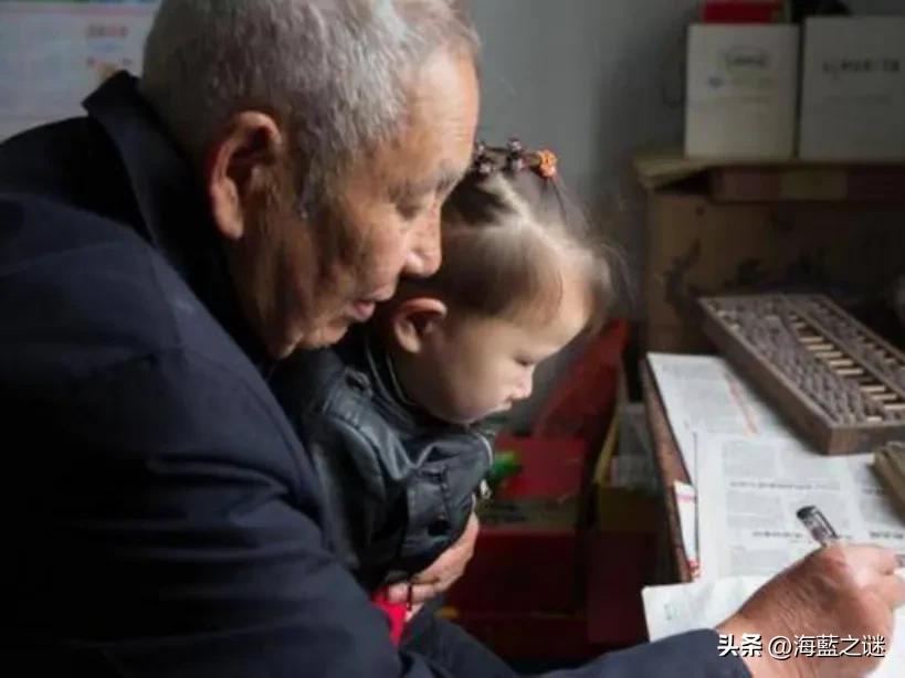 爷爷抱孙女总是哭医生说了什么,三岁孙女被爷爷抱去医院