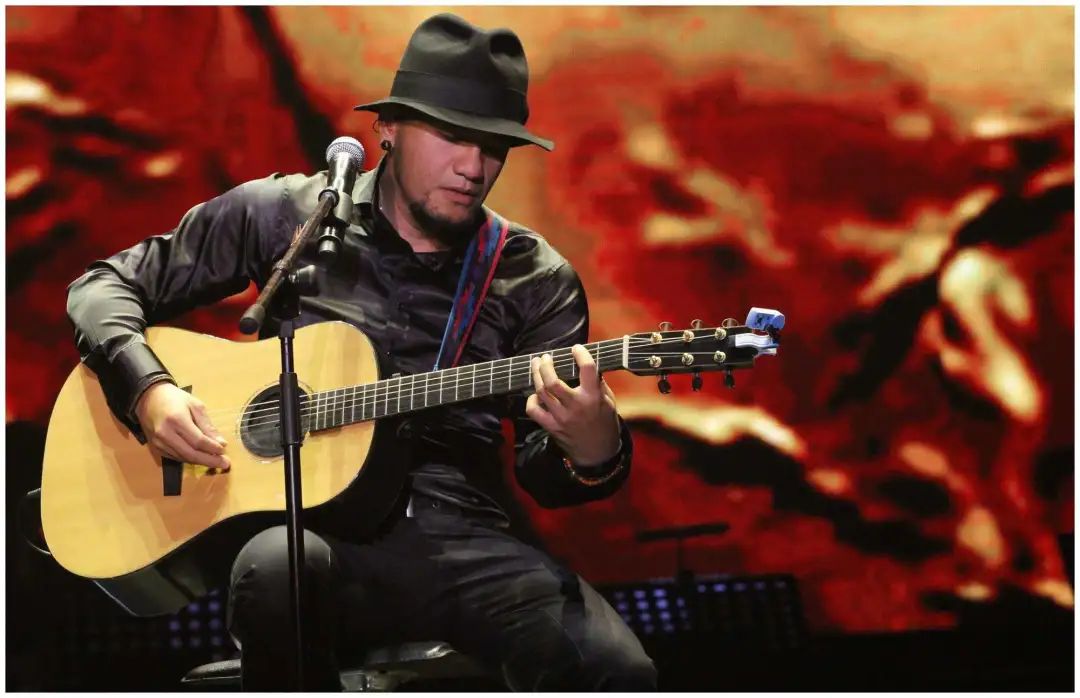 陈奕迅演唱会被拉上台,陈奕迅演唱会脱裤子