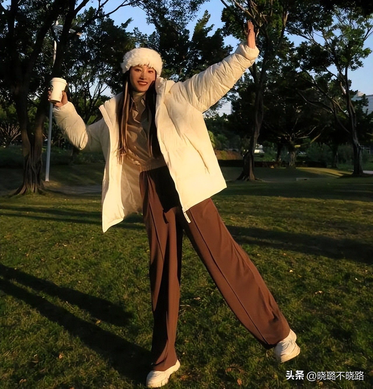 穿中款羽绒服搭配什么裤子,日常穿羽绒服搭配什么裤子好看