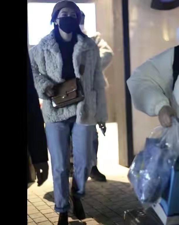 高圆圆最新近照穿黄色复古裙,高圆圆穿白色吊带背心气质甜美