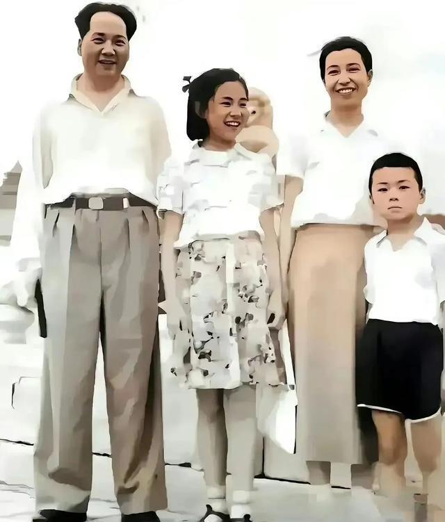 *光脱**犹太人女人衣服，集体*杀屠**，老照片再现变态的纳粹德国！2