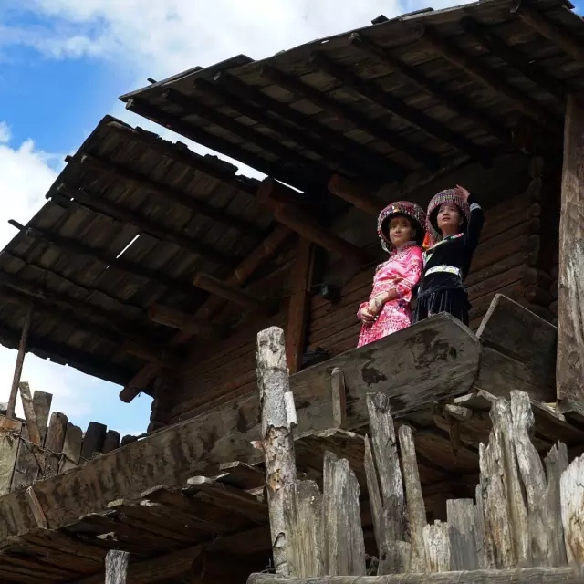 云南傈僳族上刀山下火海的场景,敢上刀山下火海的傈僳族