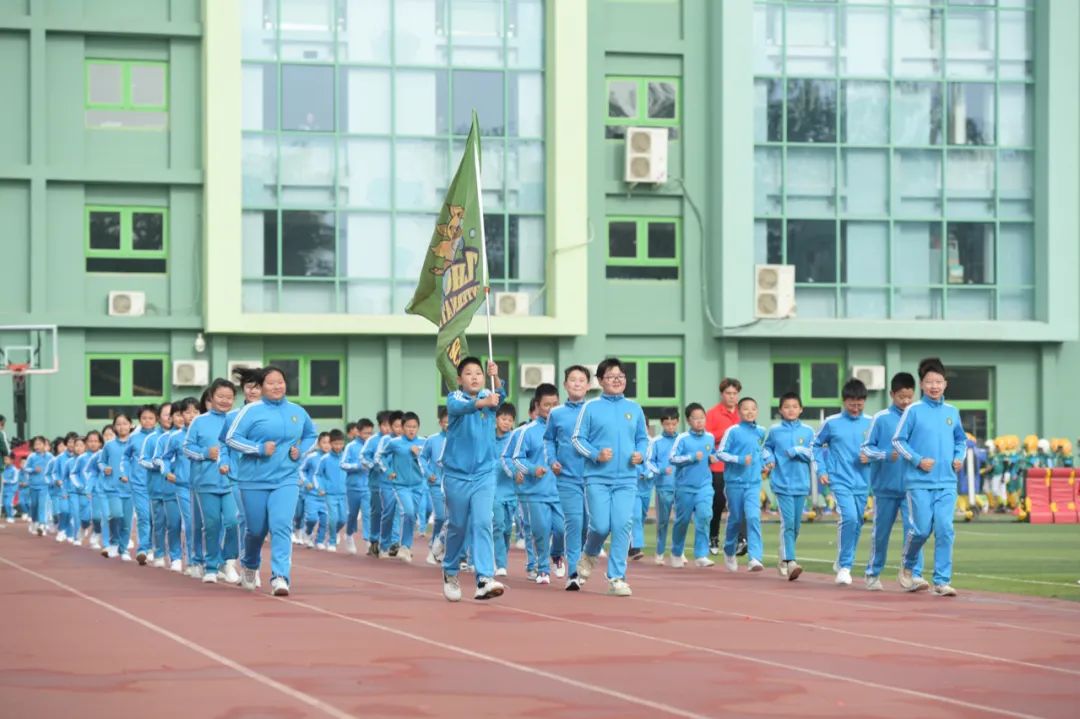 两千学生霸气登场的中杉金杉树体育节！泰酷辣！