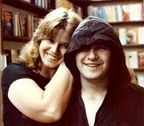 08年美国超级*子骗**:靠忽悠进华尔街,骗婚女高管12年