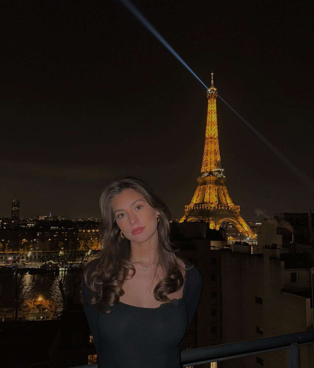 爱狗，爱足球，爱哈弗茨：撞脸乔治娜的内向模特与德国新星的故事