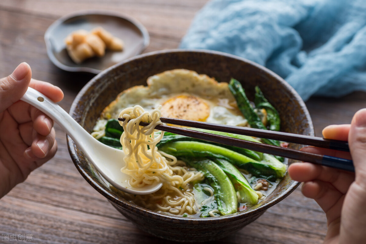 这才是吃方便面的正确方式,临期方便面可以大胆放心吃吗