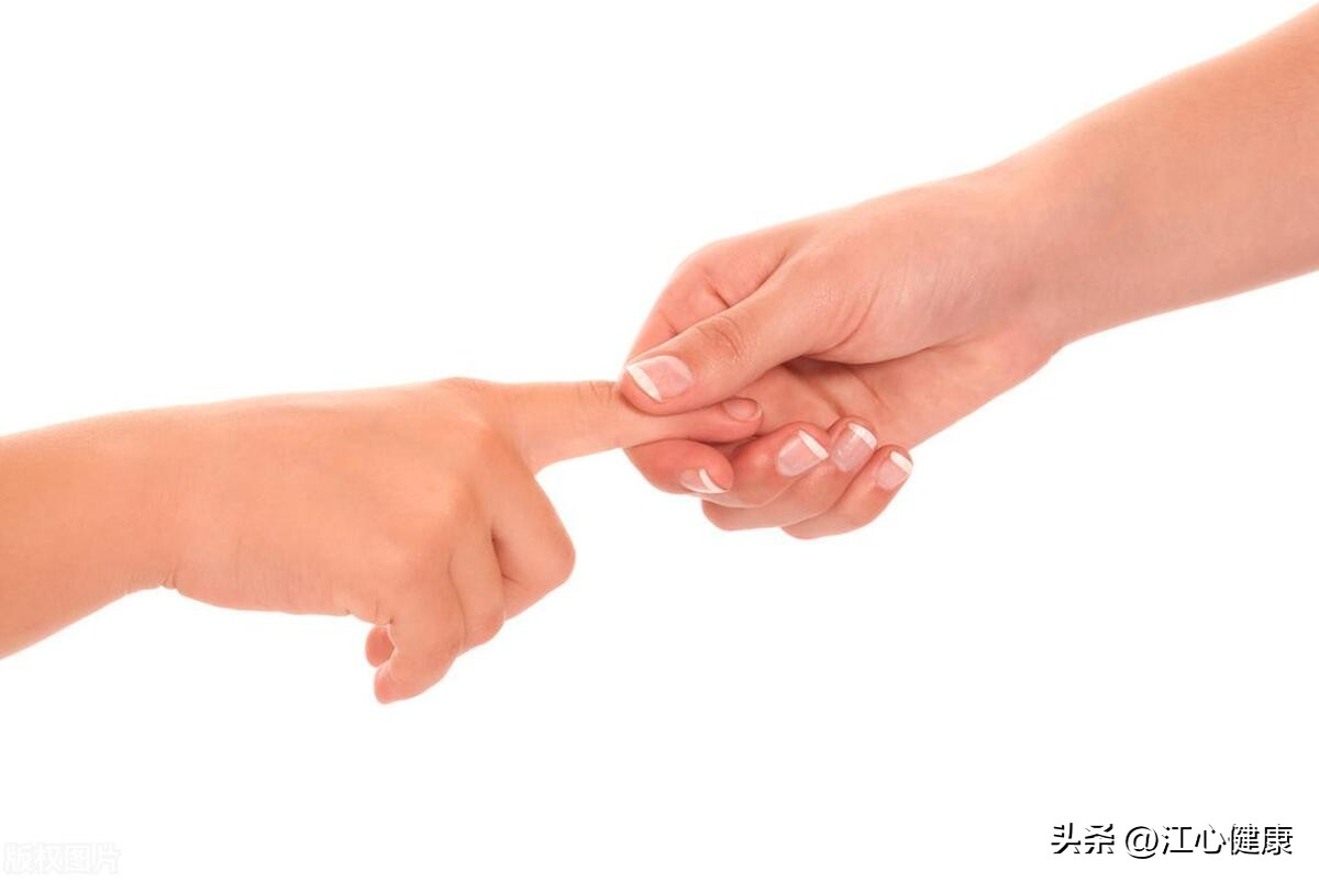 孩子不自觉的手抖是怎么回事,宝宝不自觉摇头手抖是怎么回事