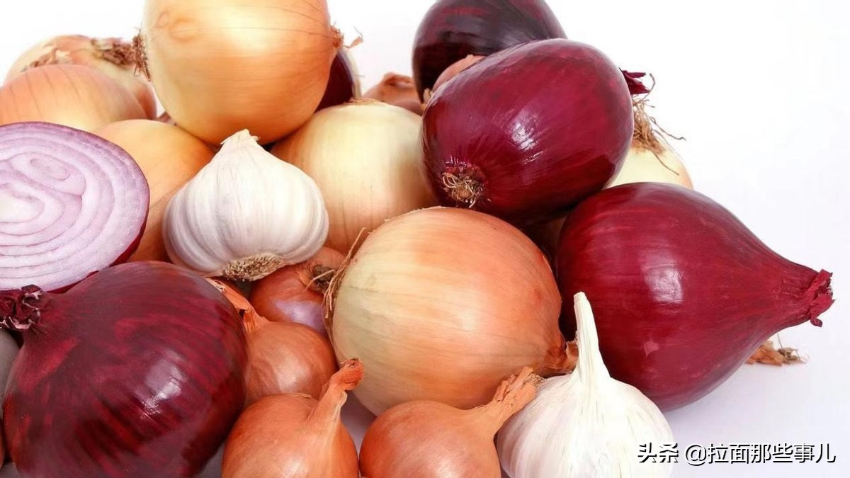 买洋葱选哪个颜色的好,洋葱黄皮和紫皮哪个好用