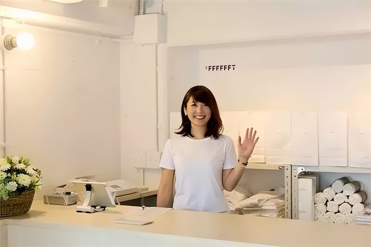 这家只卖白Tee的店成立7周年，干了一件大事