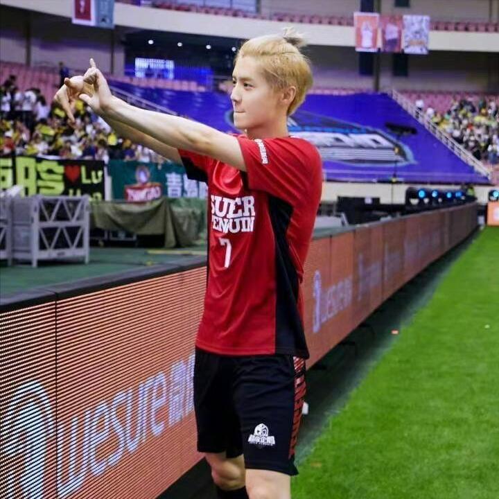 鹿晗和谁一起踢过球,鹿晗想和C罗梅西踢场球