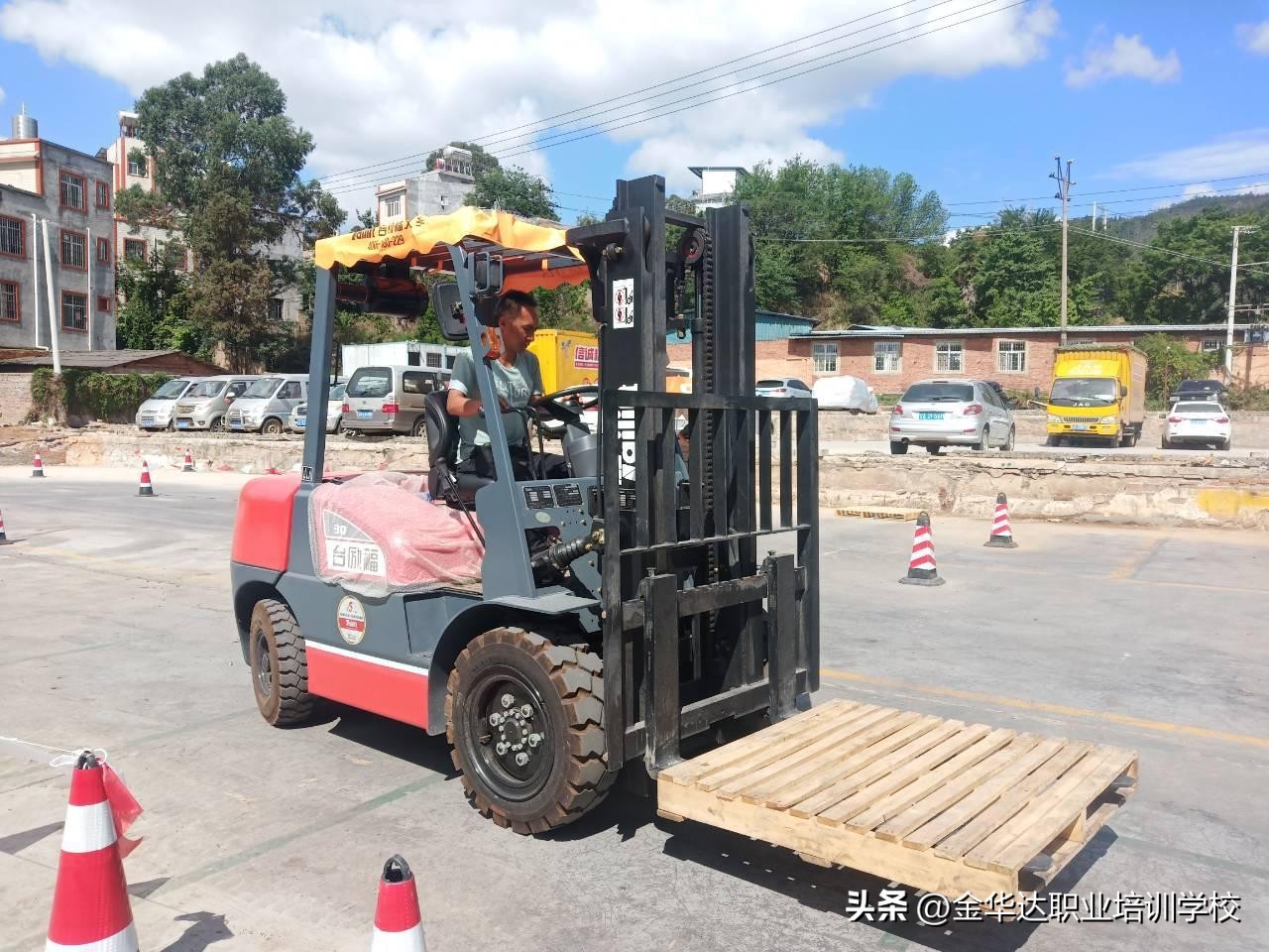 萍乡叉车驾驶培训学校,叉车驾驶操作培训视频教程