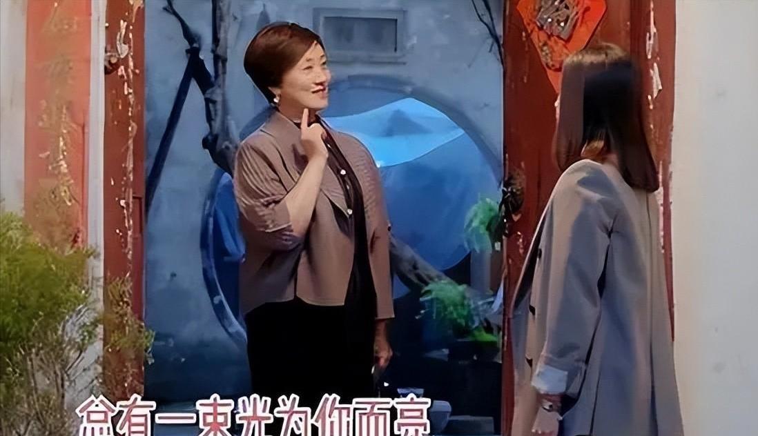 谁都想不到!快到年底了,65岁的邓婕用这样的方式,丢出一对王炸