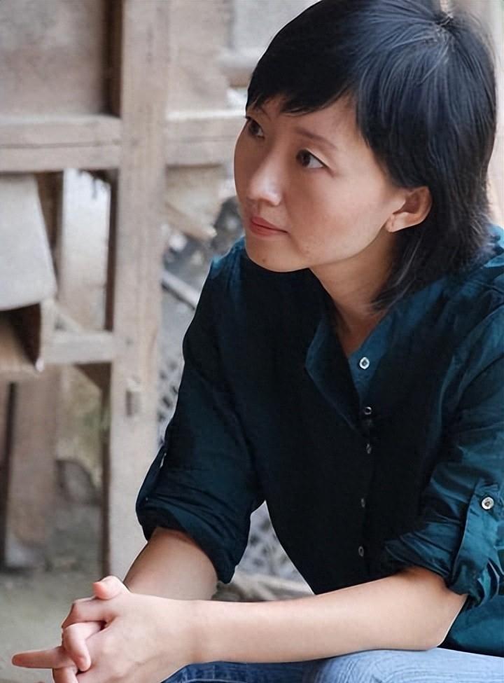 从天之骄女到卑微下跪,柴静为什么会被称为公知女神