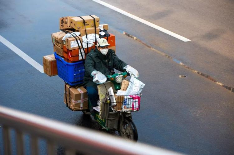 18年浙江快递小哥结识“亿万富豪”，帮送货险些倾家荡产，咋回事