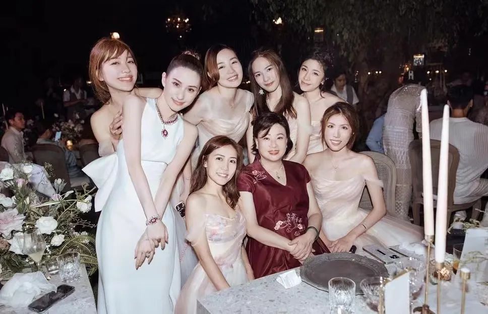 何超莲婚礼礼服珠宝,何超莲收藏的珠宝