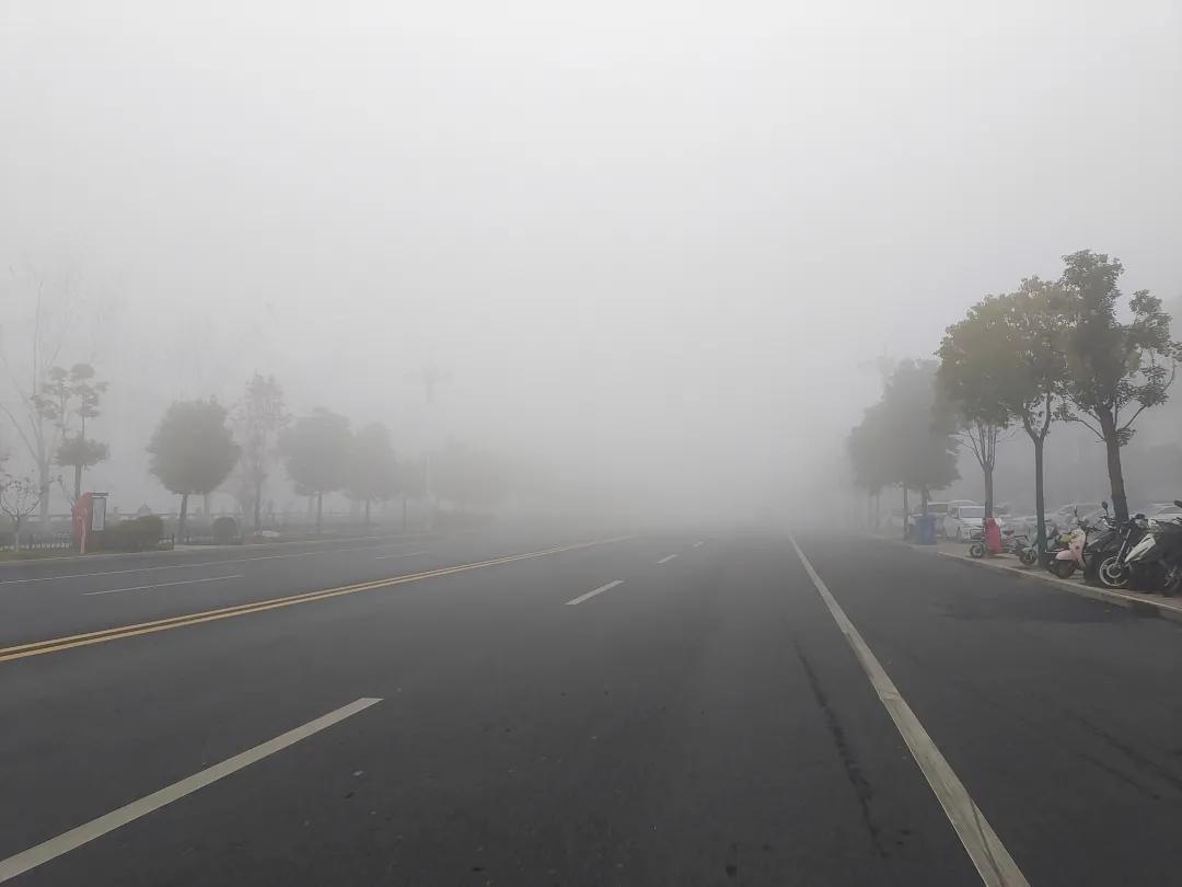 河南省驻马店市汝南县大雾预警,今晨大雾宛如仙境
