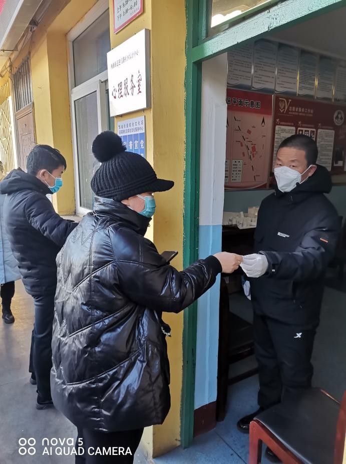 古交市西曲街道迎宾路社区:免费发放退烧药,为民“解忧”