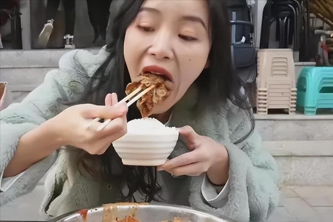 网红小贝饿了被视为假吃,吃货网红小贝不断被网友质疑