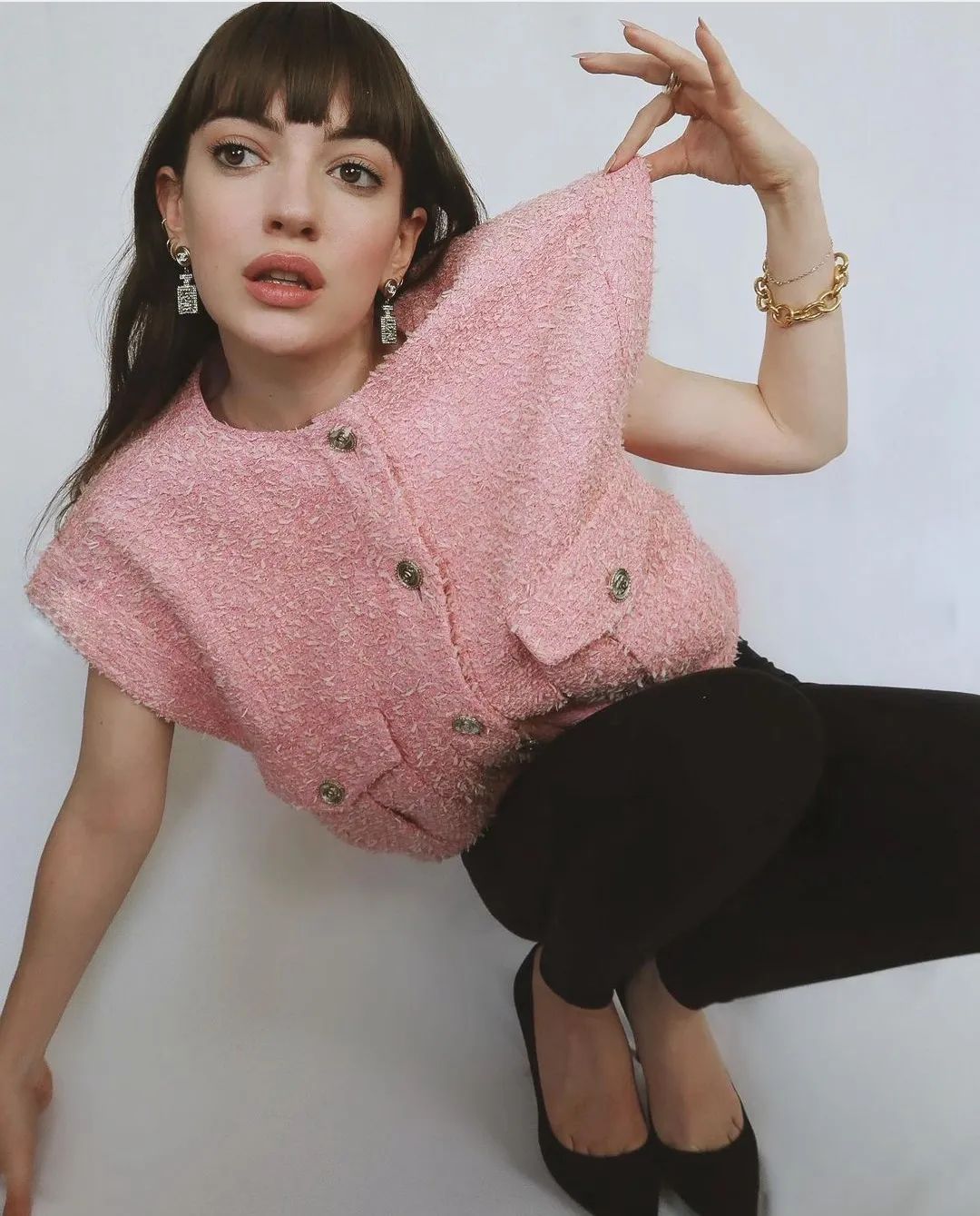 秋日马甲穿搭的n种,春天咖色格子针织马甲怎么搭配