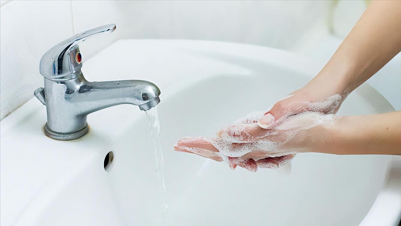 小孩手脚脱皮缺什么维生素,孩子手脚脱皮是缺什么维生素