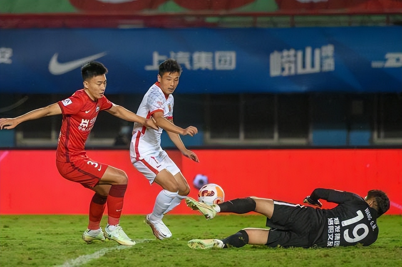 他是“核武7”,是照亮中国足球的一束光