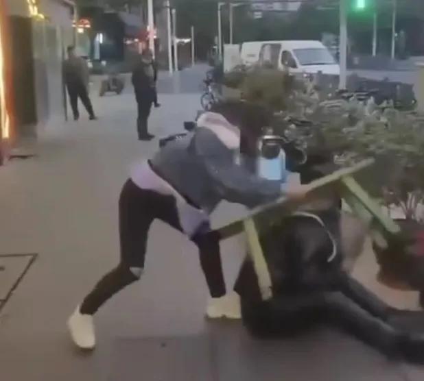 日本军服、醉酒打人、某KTV，警惕美中情局背后推波助澜