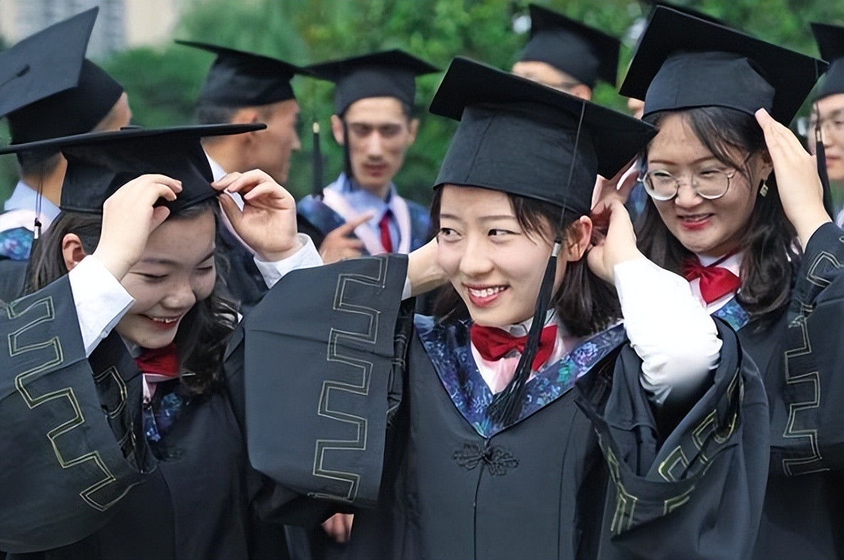 武汉大学穿民国衣服毕业照,武汉高校毕业穿军装