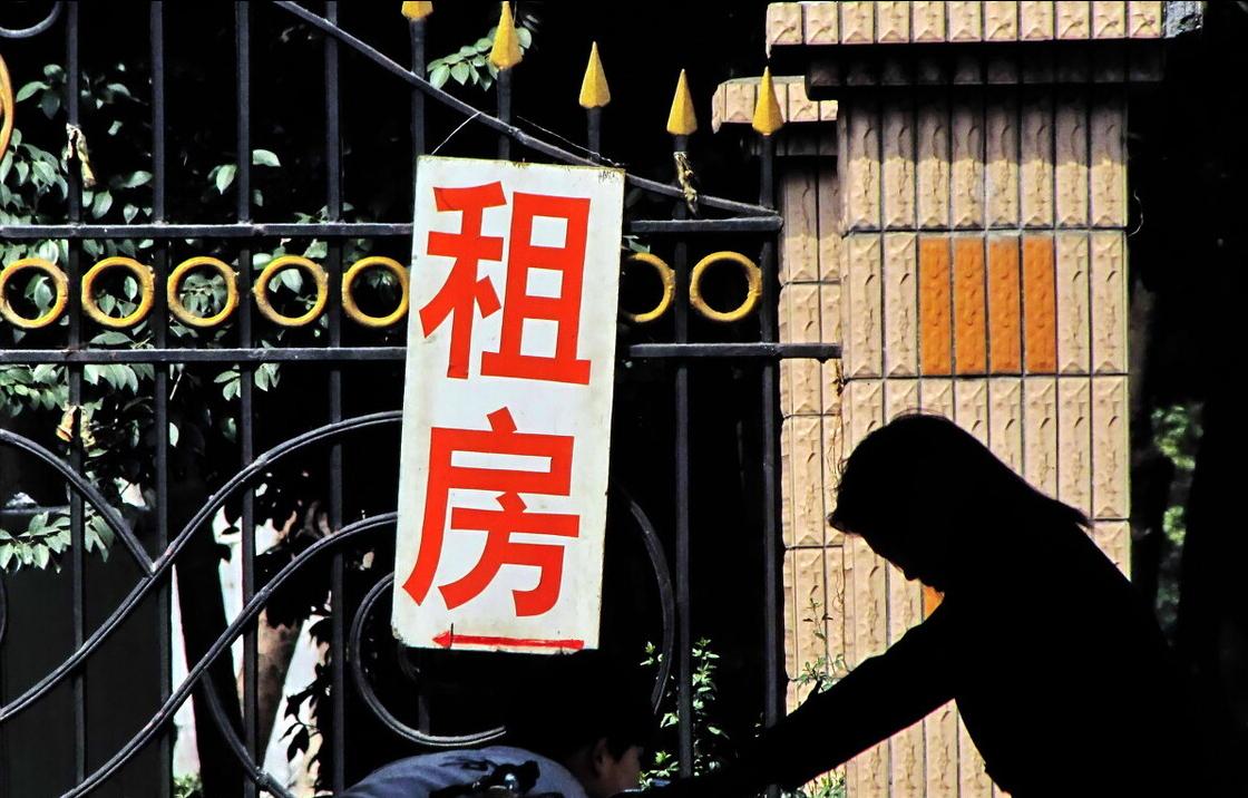 置换房子买新房还是二手房好,房屋置换现在还能卖房吗