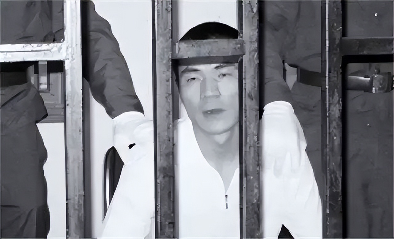 他是重庆市第一任市委书记，手段强硬，查办了“东北乔四”