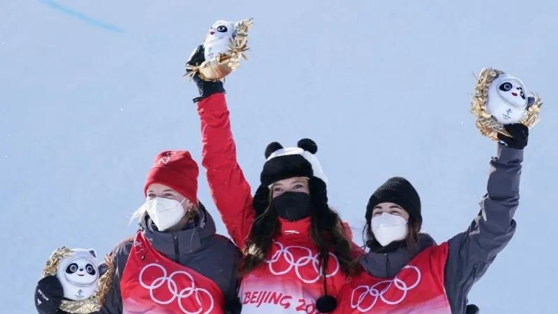 张艺兴问谷爱凌有没有冰墩墩,张艺兴连线谷爱凌为什么尬倒一片