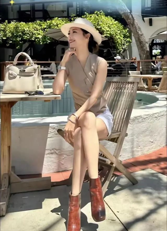 35岁女主持携父母定居美国，背20万包被指炫富，嫁富豪老公很幸福