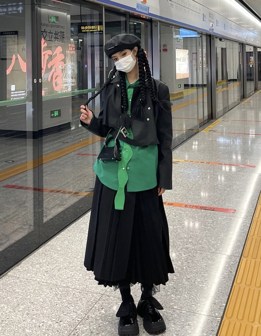 冬季流行鱼尾裙短款羽绒服穿搭,深色羽绒服搭配什么色的半身裙