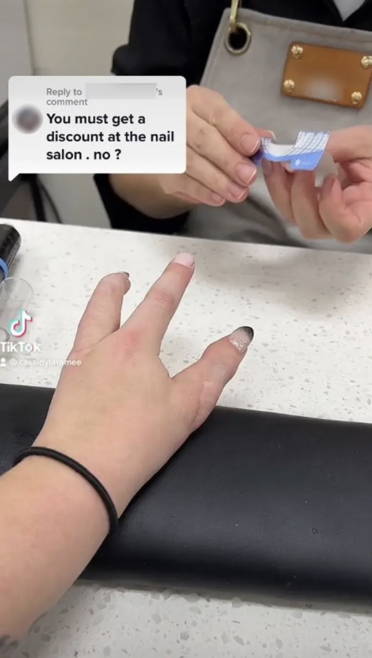 妹子天生只有3根手指，别人说她“霸王龙”，她用乐观狠狠反击！