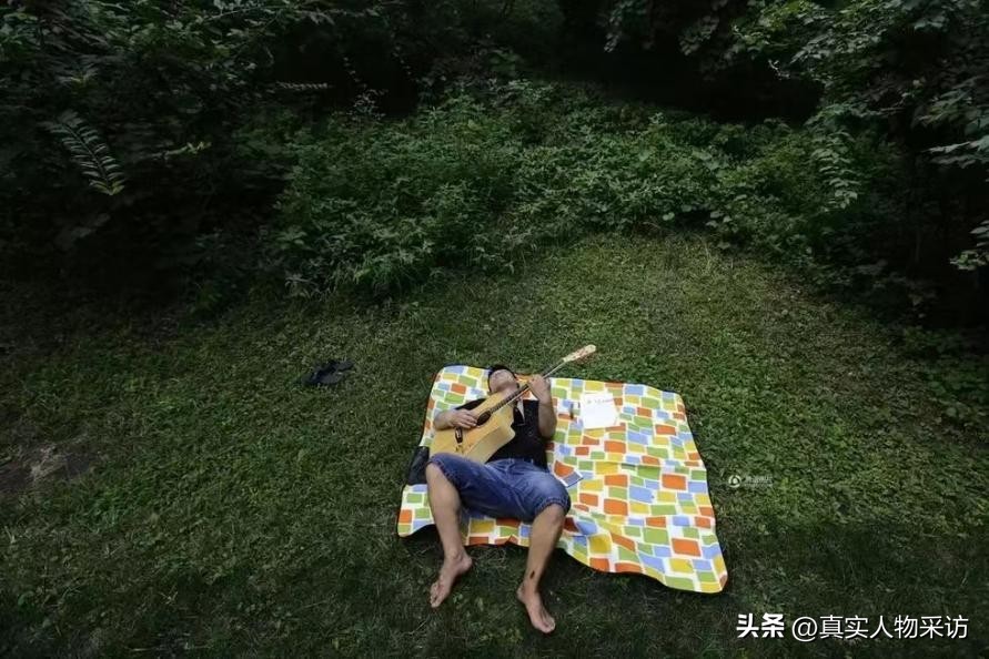 8090后的街头卖唱,13岁少年坚持7年陪父街头卖唱